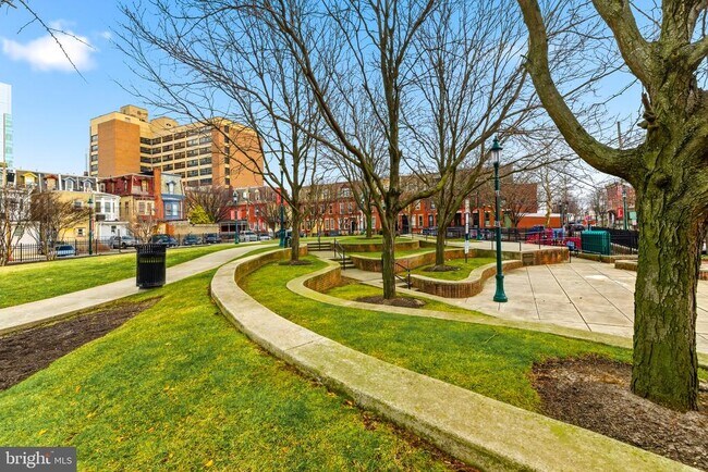 Building Photo - 576 Washington St