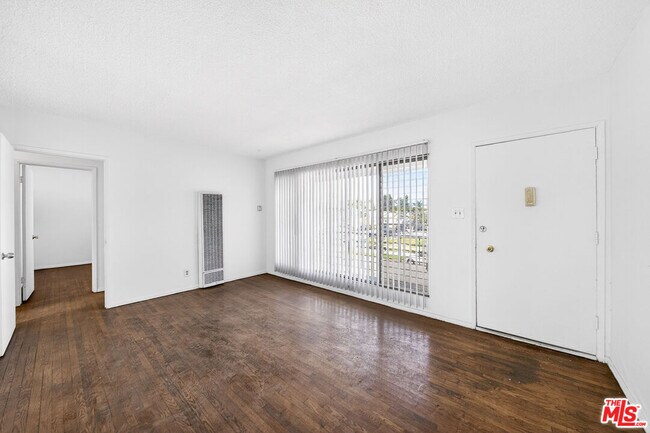 Building Photo - 304 E 95th St