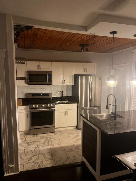 Building Photo - 422 W Coulter St