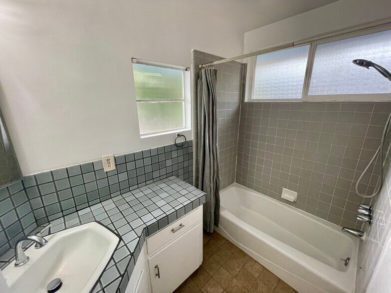 Building Photo - 12505 Manor Dr