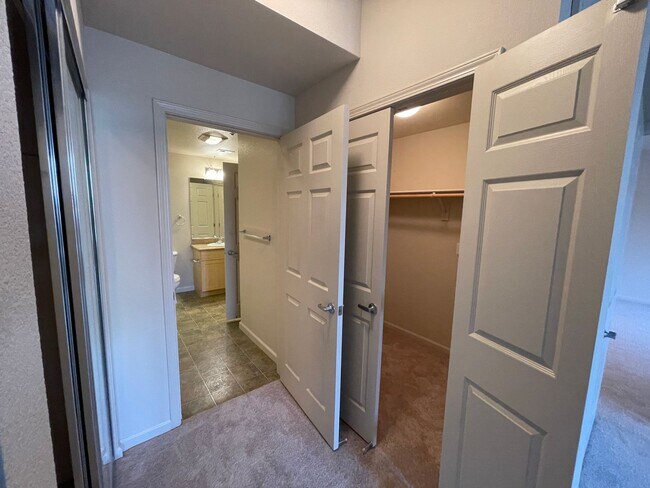 Building Photo - Lovely 1 Bedroom 1 Bath Condo in the Desir...