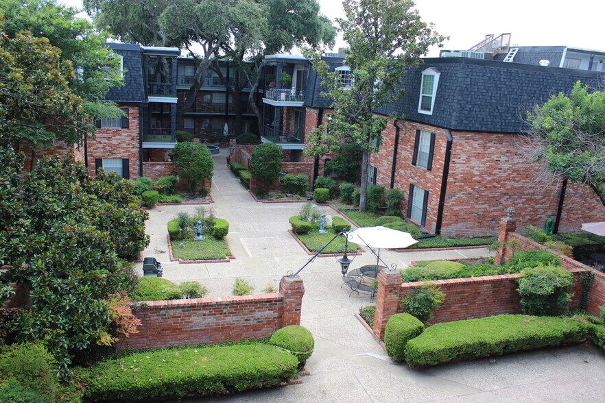 Building Photo - 8401 N New Braunfels Ave