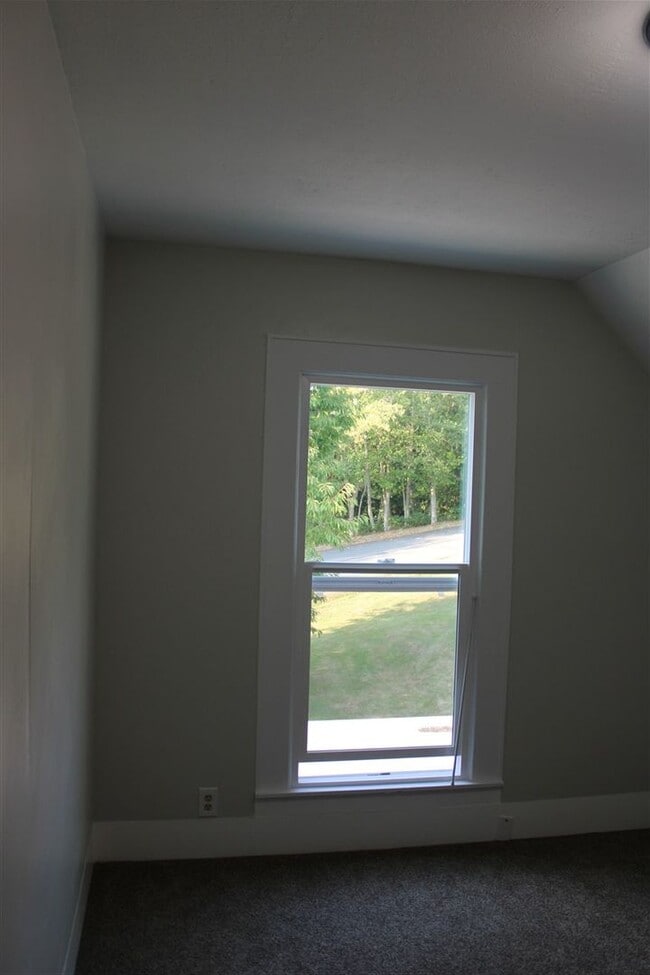Building Photo - 4 Bedroom, 1 Bathroom Home in Bow!