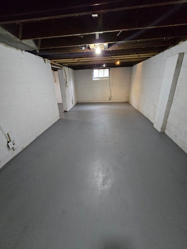 Building Photo - 2 BEDROOM SINGLE FAMILY