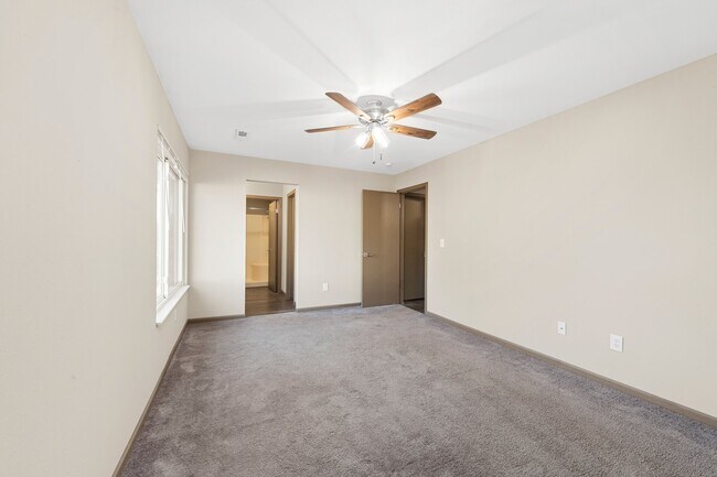 Building Photo - 1040 University Dr