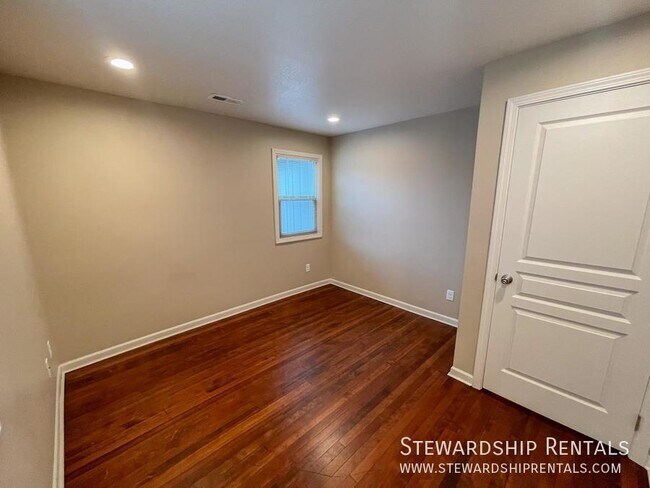 Building Photo - 555 E 18th Ave