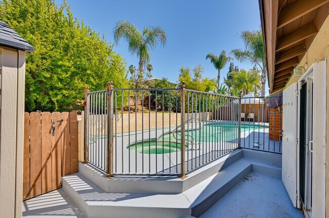 Building Photo - 719 Mahogany Dr