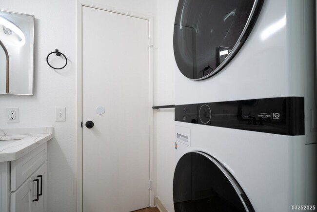 Building Photo - $2,900 / 2 BED / 1.5 BATH / 2 PARKING Condo in Ewa Gentry