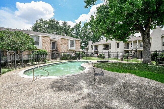 Building Photo - 17331 Red Oak Dr