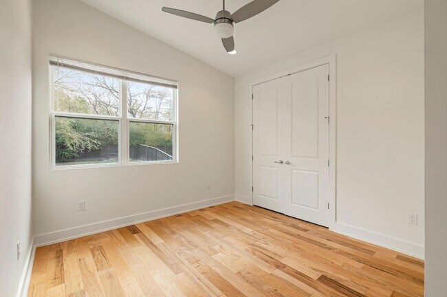 Building Photo - 1301 Cometa St