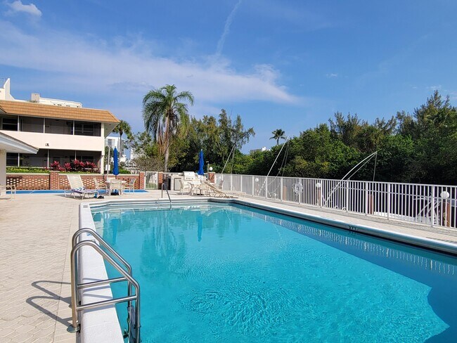 Building Photo - 1340 NE 28th Ave