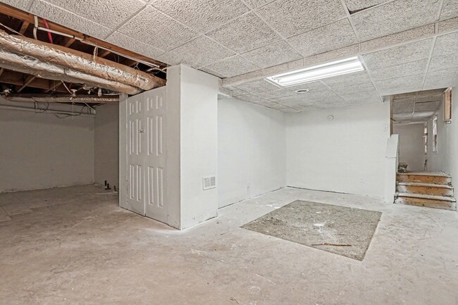 Building Photo - Large 3 Bedroom 2 Bath Home