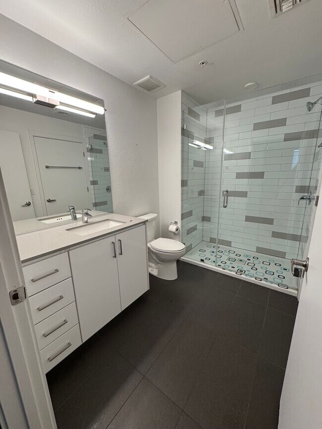 Building Photo - LUXURY CONDO IN DOWNTOWN PHOENIX