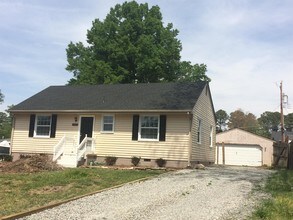 Building Photo - 2324 Lenora Ln