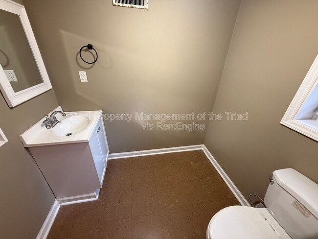 Building Photo - 2203 Maywood St