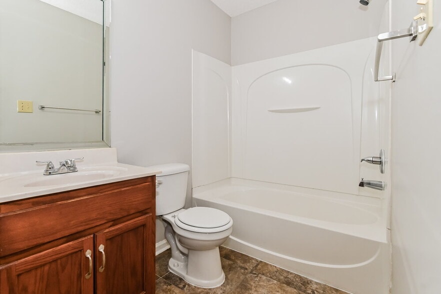 Building Photo - 4258 Ravenwood Dr N