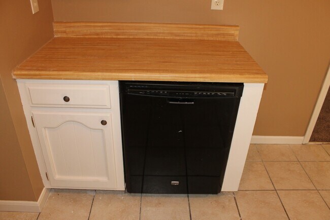 Building Photo - MOVE IN SPECIAL! NO DEPOSIT! Beautiful 3 B...