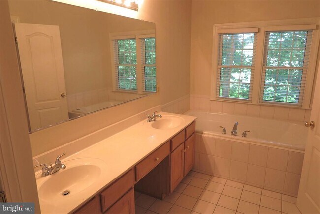 Building Photo - 10549 Tuckerman Heights Cir