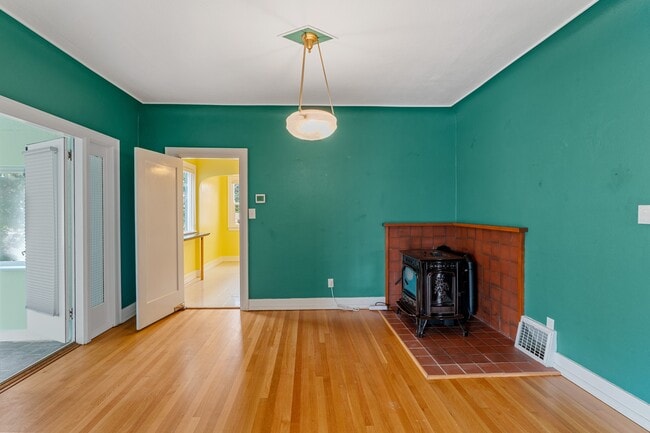 Building Photo - 404 Pioneer Ave E