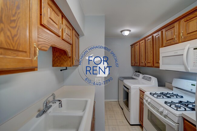 Building Photo - 9435 N Parkwood Dr