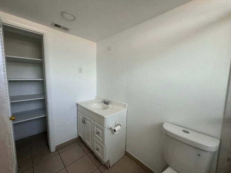 Building Photo - 1591 NE Miami Gardens Dr