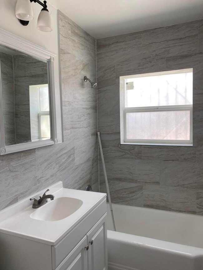 Building Photo - 613 Olson St