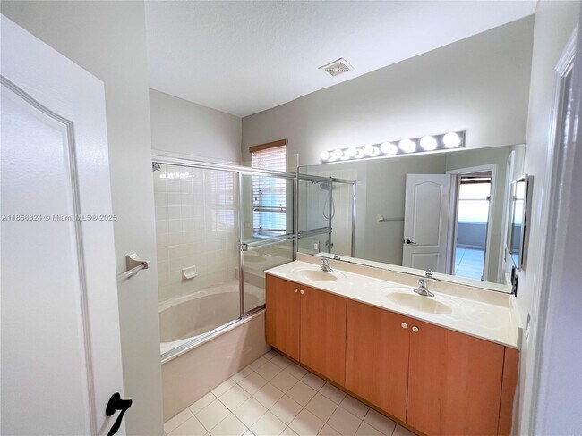 Building Photo - 3970 NE 11th Dr