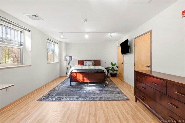 Building Photo - 10 Ann St