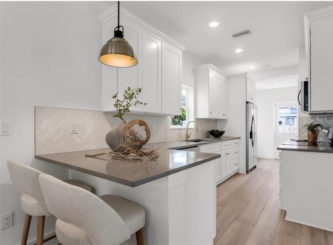 Building Photo - 2333 W Beach St