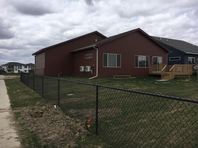 Building Photo - 1851 NE Little Beaver Dr