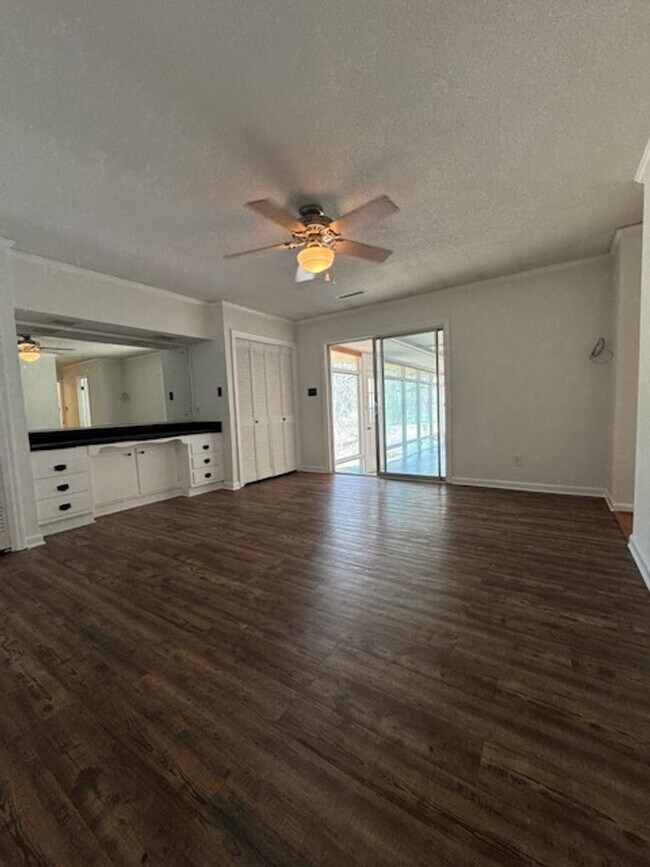 Building Photo - 305 Glen Oak Dr