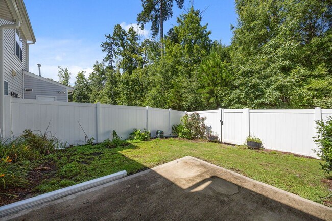 Building Photo - Gorgeous and Spacious 3 Bedroom Townhome, ...