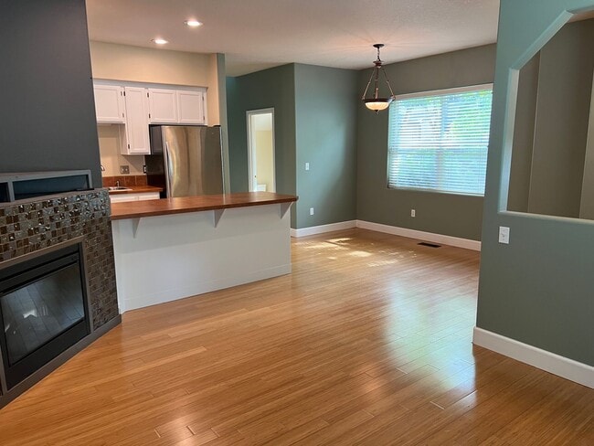 Building Photo - 2 Bed, 2 1/2 Bath townhome close to the Ri...