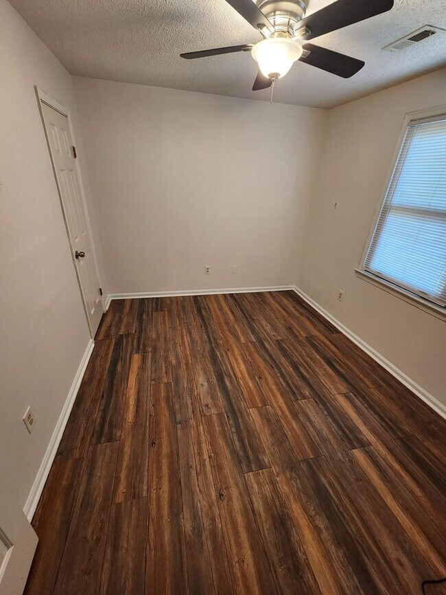 Building Photo - 4 Bedroom Home in Sought Out Neighborhood ...