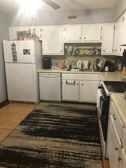 Building Photo - 603 S River Rd