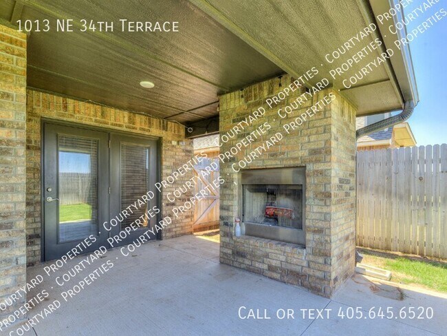 Building Photo - 1013 NE 34th Terr