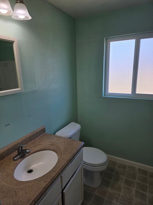 Building Photo - 2 Bedroom with Huge Yard in Springfield