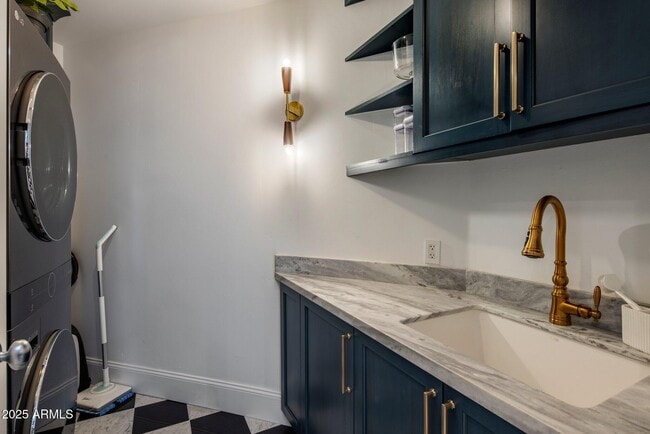 Building Photo - 2211 E Camelback Rd