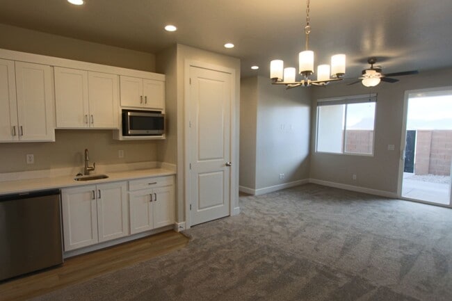 Building Photo - LIKE NEW: 2170+ SQFT and majestic VIEWS  3 Br 2.5 Ba 2 Car garage