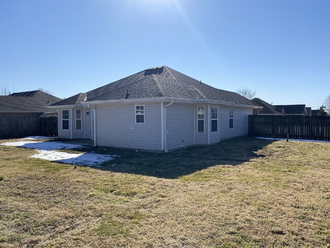 Building Photo - 770 Dogwood St