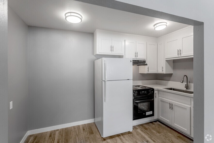 1BR, 1BA - 750SF - Kitchen - Lincoln Apartments