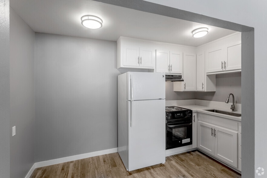 1BR, 1BA - Kitchen - Lincoln Apartments