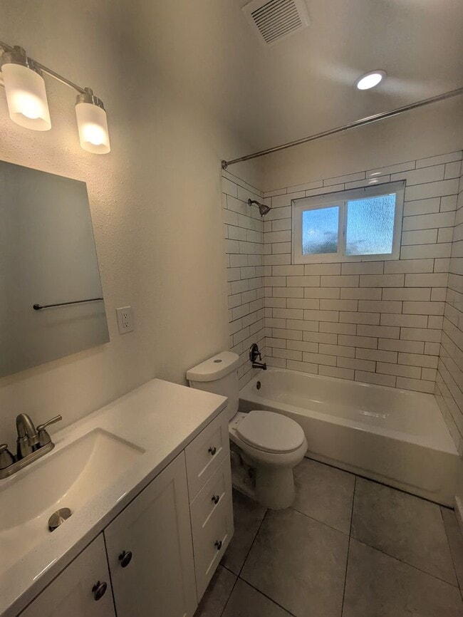 Building Photo - $$$$$$500 MOVE IN BONUS!!!!Freshly Remodel...