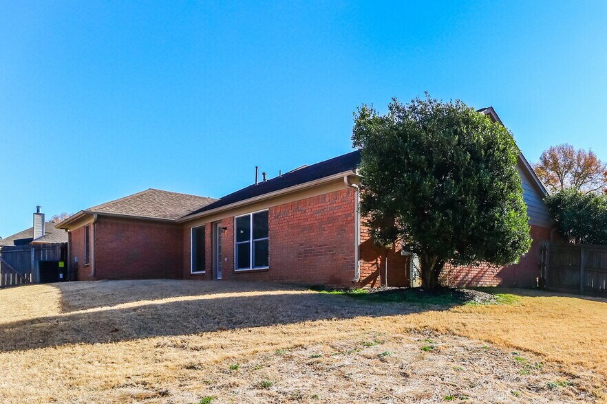 Building Photo - 7658 Shadow Hills Dr