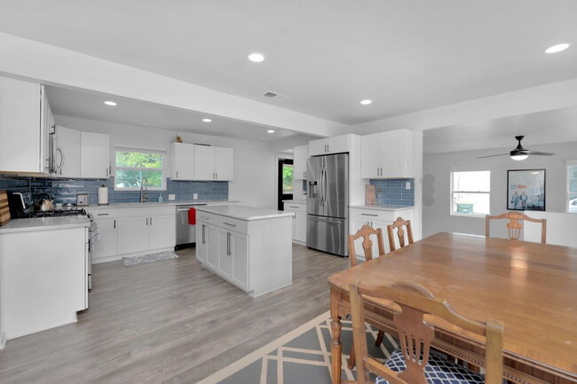 Building Photo - Charming 3-Bed home with 2.5 Baths in Fort...