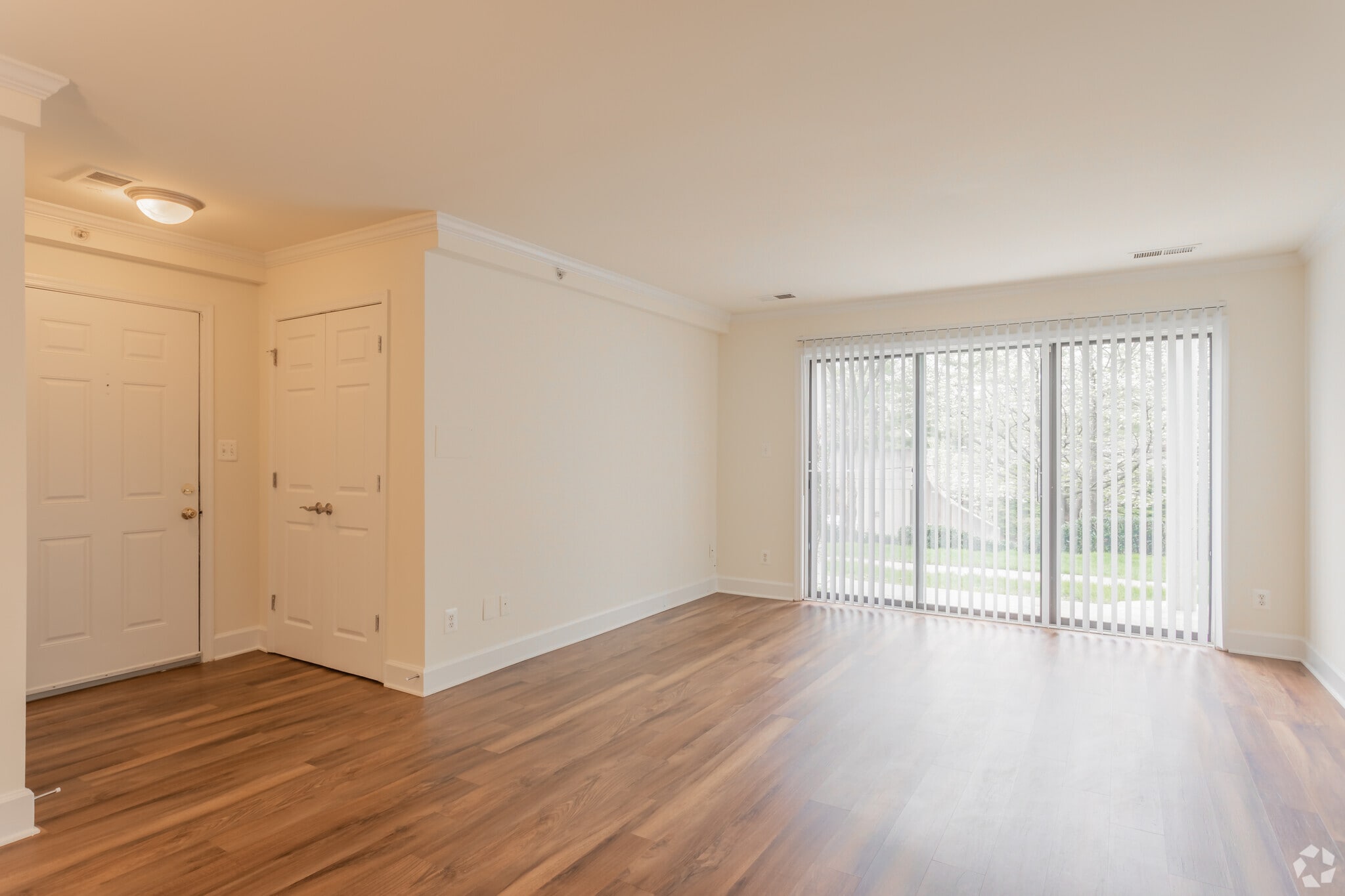 2BR, 2BA - 1066SF - Bethesda Hill