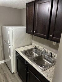 Building Photo - 411 Iowa Ave