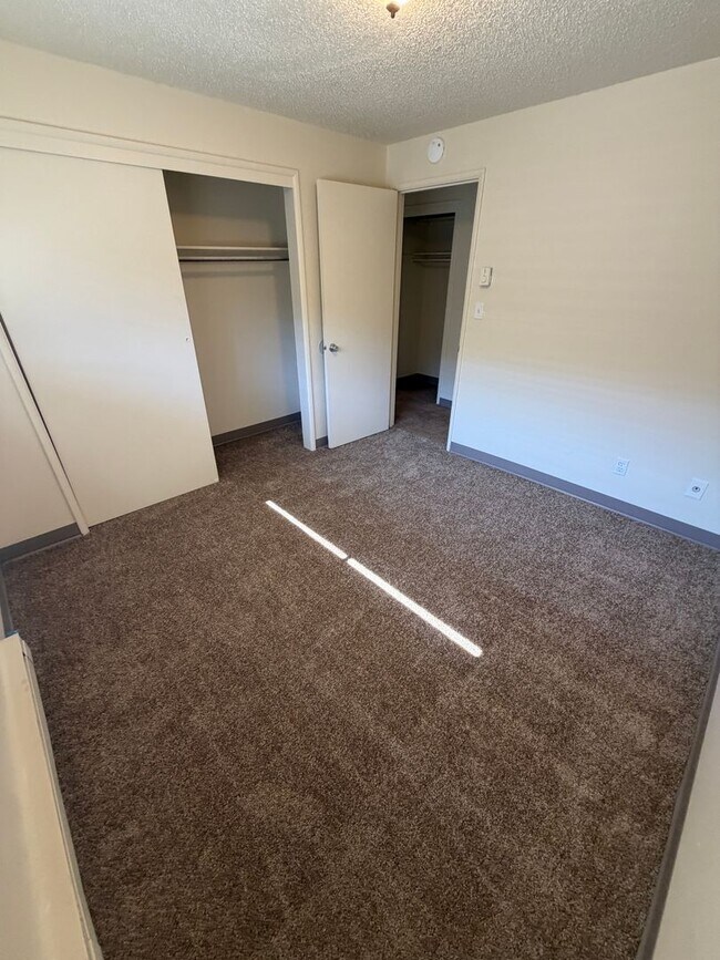 Building Photo - (473) Walnut Duplex - 2 Bedroom / 1 Bathroom