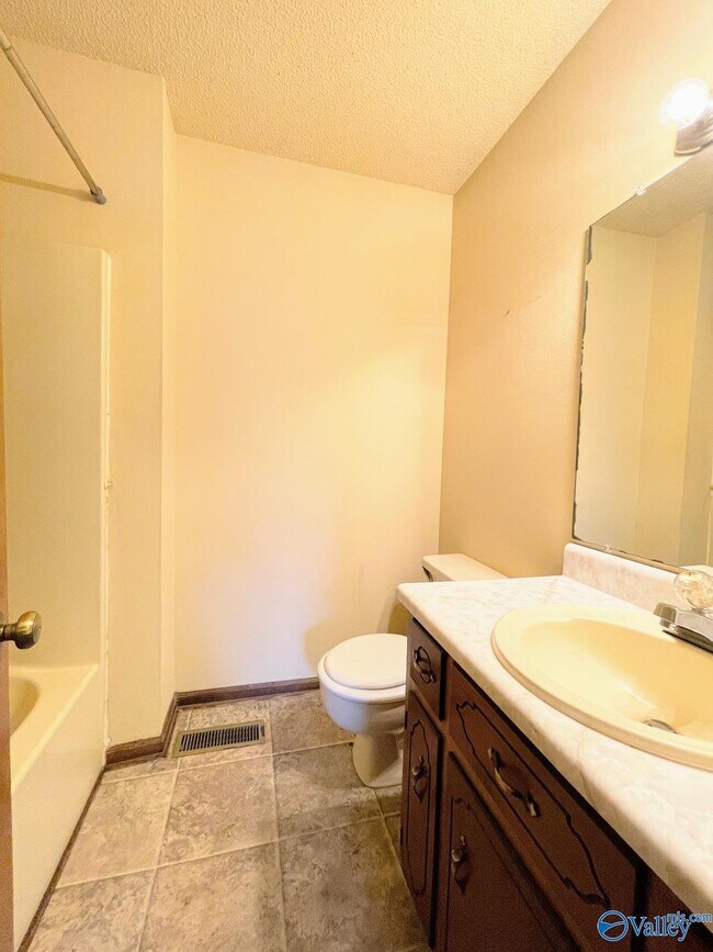 Building Photo - 112 Hazelwood Dr