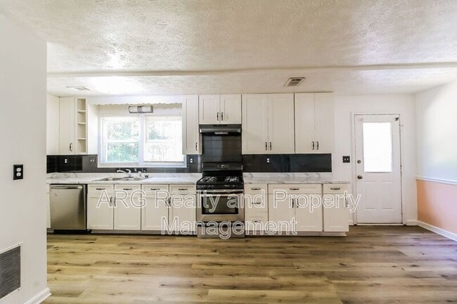 Building Photo - 2140 Fairway Ct SE